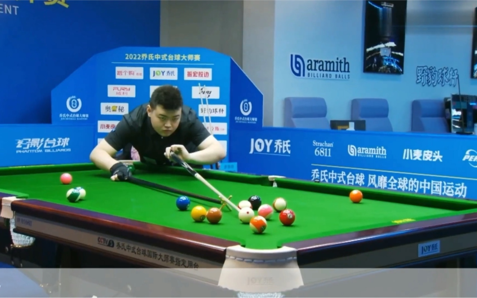 微侧头看她 微侧头看她